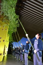 【動画あり】すす払いで迎春準備　成田山新勝寺　早朝からササ竹で軒下清める