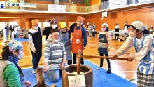 つきたてお餅に舌鼓　田植え稲刈り、苦労実感　南小児童が収穫祭　四街道　【師走スケッチ２０２３】