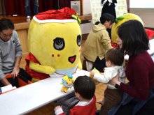 【動画あり】ふなっしーサンタ、クリスマス会にサプライズ登場　船えもんと共演　船橋　はしゃぐ子どもたちにプレゼント