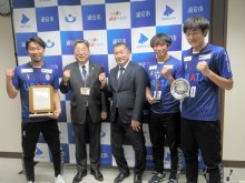２位躍進　ＪＦＬブリオベッカ浦安、市民の応援に感謝　都並監督や選手が市役所訪問「来季は優勝したい」