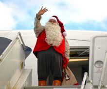サンタがやってきた！　成田空港に到着、子どもたちと交流　「思いやりと愛持って」