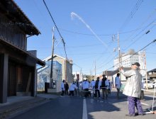 火事のない１年願い「お水かけ」　手押しポンプで１軒１軒に放水、弥勒踊りも　茂原・昌平町の新春行事