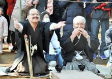【動画あり】ひげをなで「もう一杯」　酒飲み干す伝統の奇祭、境内に笑顔　香取・側高神社
