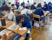 新聞から思考力深める　松戸市立河原塚中学校　【ＮＩＥ報告　千葉県内実践校の取り組み】