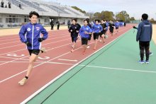 順天堂大の箱根駅伝メンバーらと中学生疾走　陸上クリニックで極意学ぶ　対抗リレーで熱戦も　印西