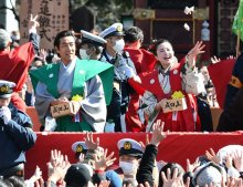 吉高由里子さん威勢良く「福は内」　成田山新勝寺で節分会　岸谷五朗さん、大関・豊昇龍関も豆まき