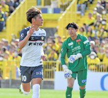 ちばぎんカップ　ジェフ千葉２連覇、柏レイソルに２─１