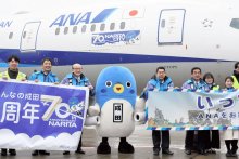 うなりくん、世界を飛び回るよ！うな。　成田市７０周年記念で機体に絵柄　成田空港でお披露目　ＡＮＡ協力で就航