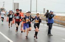 潮風受け２９０８人快走　東金・九十九里波乗りハーフマラソン　高橋尚子さん、永田裕志さんらエール