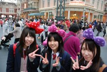 現実忘れる、都会のオアシス　「制服ディズニー」も流行　【解けない魔法　東京ディズニーリゾート３０周年】（４）非日常の世界　（２０１３年４月５日付千葉日報）