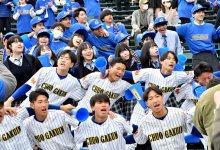 中央学院快進撃　青のスタンド４強後押し　逆転に歓喜「優勝して」　第９６回選抜高校野球大会