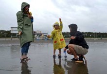 船橋・三番瀬、潮干狩り始まる　「大きいの採れた」あいにくの雨も家族連れ笑顔