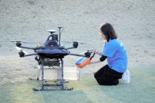 ドローンでＡＥＤ自動運搬　ゴルフ場など広い場所での迅速救助へ　千葉大などが実証実験