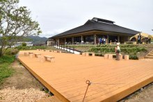 みんなみの里に「里山デッキ」新設　テイクアウトメニューも登場　四季の景観と食楽しんで　鴨川