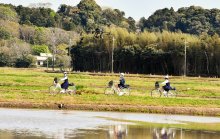 ドローンで下校見守り　犯罪被害抑止や教職員負担減に　自転車通学多い東庄の中学で実証実験　