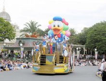 ディズニーランドがドナルド一色！　目玉パレードでは主役に有頂天　「ドナルドのクワッキー・ダックシティ」９日開幕　【写真特集】