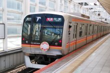 バラ最盛期ヘッドマークに　東葉高速鉄道　ローズトレイン運行