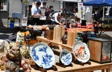 「佐原の骨董市」２００回目　小江戸で探す掘り出し物　節目祝い篠笛演奏も