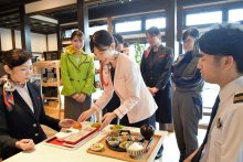 千葉県産食材ふんだんに　制服社員、空の仕事紹介　日航運営レストラン「御料鶴」（成田市）【一度来てみて　北総・九十九里　観光スポット】（５）