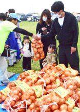 白子のタマネギどうぞ！　「たまねぎ祭り」イベント盛況、３１日まで収穫体験も　潮風で甘く“肉厚”に成長