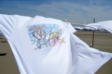 砂浜でＴシャツ４００枚展示　子どもがデザイン　九十九里