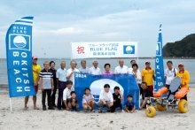 今年もブルーフラッグ　「優しいビーチ」に認証　勝浦・興津海水浴場で披露