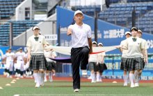 堂々の選手先導　日体大柏・六川　第１０６回全国高校野球　千葉大会　第１日