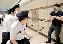 空港テロ備え連携訓練　成田　駅員ら不審者制止