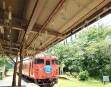 里山に涼しげな音色　風鈴１７０個飾り付け　小湊鉄道月崎駅