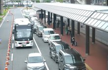成田空港、一般車の乗降場「二重駐車」が頻発　実証実験で車線を一部閉鎖、安全確保へ
