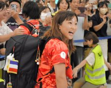 須崎（松戸市出身）らメダリスト凱旋　「お帰りなさい！」「ありがとう！」　成田空港でファン７５０人熱狂