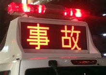 路線バスが電柱に衝突　運転手、急性心不全で意識失ったか　乗客２人けが　八街