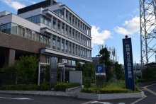 ２１歳男性遺体を夜間診療所に遺棄　船橋、立ち去り容疑で２０歳男を逮捕　千葉県警、特捜班を設置　頭の出血死因か