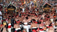 伝統のはだか祭り　漁師町に熱気、いすみ大原地区　みこし担いで男衆海へ集結　【写真複数あり】