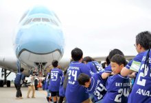 力比べ、相手は超大型ウミガメ機！　親子３５０人が綱引き大会　成田空港