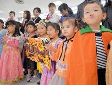 わくわくハロウィーン　成田空港で子ども２４人が飾り付け　ＪＡＬ国内線カウンター、３１日まで設置