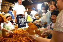 昨年の２倍以上の来場者！　老舗の香りに長蛇の列、ヤマニ味噌で蔵まつり　佐倉