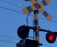 【速報】小湊鉄道の列車と車が衝突　遮断機がない踏切で　車の男性２人が軽傷　乗客にけがなし　千葉・市原市