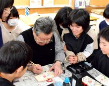 絵馬へ願い「健康な年に」　小学校で描き方指導　茂原　【師走スケッチ２０２４】