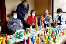 色とりどり「巳」の縁起物　住民手作りヒョウタン　匝瑳　【師走スケッチ２０２４】