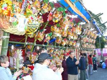 新年繁栄願い酉の市活気　縁起物の熊手ずらり　栄・大鷲神社　【師走スケッチ２０２４】