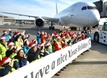 成田空港Ｘマスムード　サンタ姿８０人お見送り　６メートルツリーも登場
