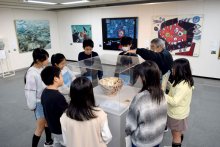 収蔵美術品４４点カードに　１５日まで全“元ネタ”展示の作品展　船橋市教委