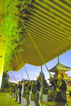 成田山新勝寺　新年備えすす払い　１年の汚れ清める