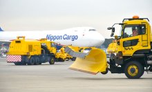 成田空港、積雪に備え除雪訓練　大型特殊車両で連隊走行