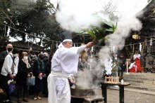 １００年ぶり復活　千葉市・検見川神社で「湯立て神事」　一年の平和願い