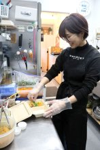 野菜だけで“おいしい”を　ノンヴィーガンの店主追求　ＶＥＧＡＮ－ＤＥＬＩＯＰＴＩＭＩＳＴ！（佐倉市）　【食と社会の交差点】（４）