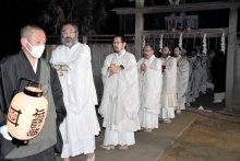 １００日荒行、１１７人成満　市川・中山法華経寺　１日に７回冷水、ひげ伸び頬こけ