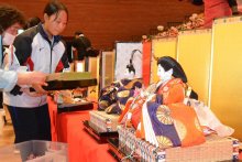勝浦中生が人形飾り付け　２２日からビッグひな祭り