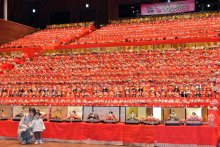 ２万体“ひな色”歓迎　勝浦ビッグひな祭り開幕　５千体の２５段飾り圧巻